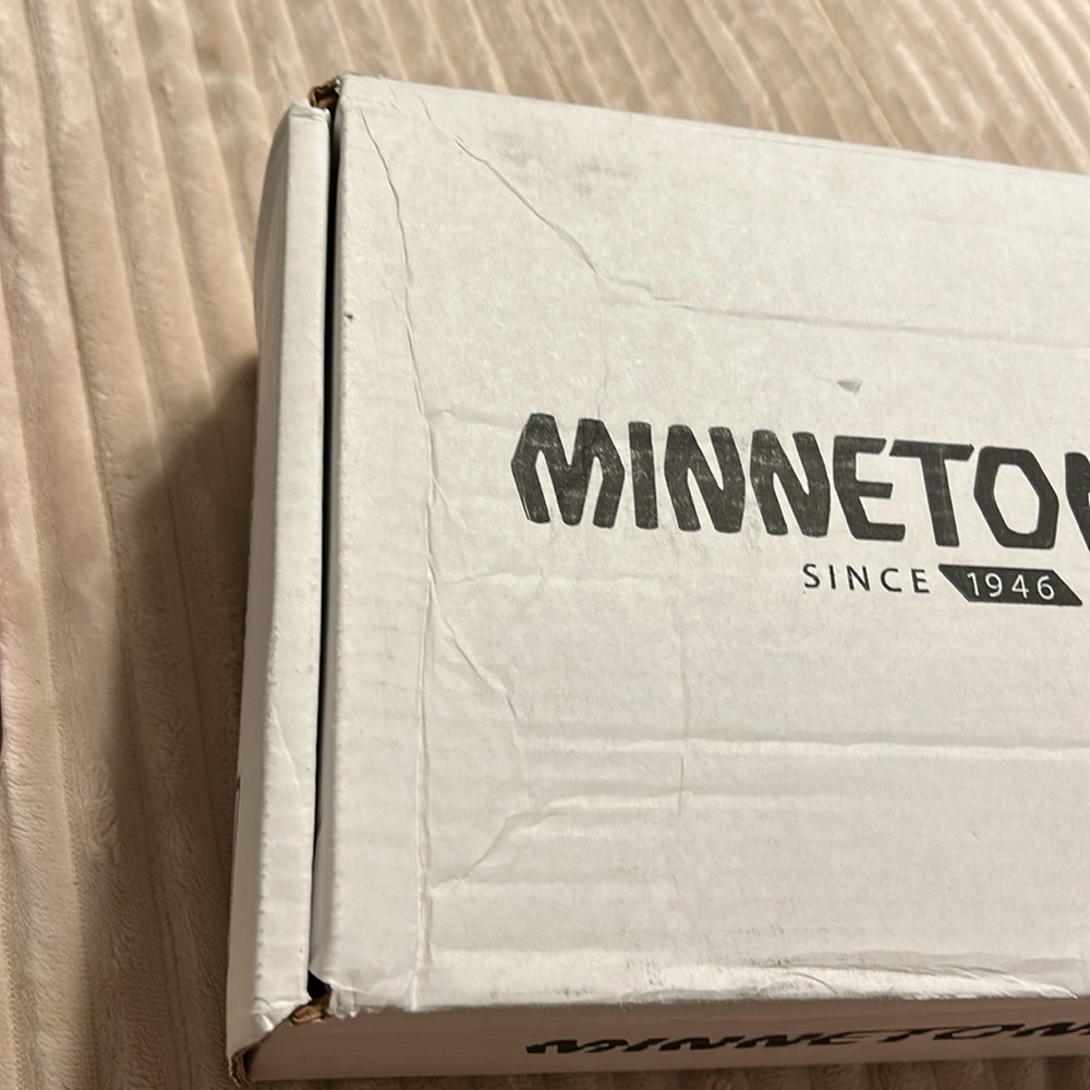 MINNETONKA women’s sheepskin ankle boot gray suede size 9 NWT - Picture 12 of 12